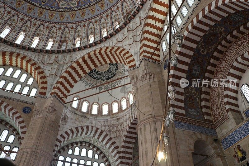 Edirne Selimiye清真寺天花板，圆柱，圆顶和墙壁细节，穹顶上有阿拉伯文字